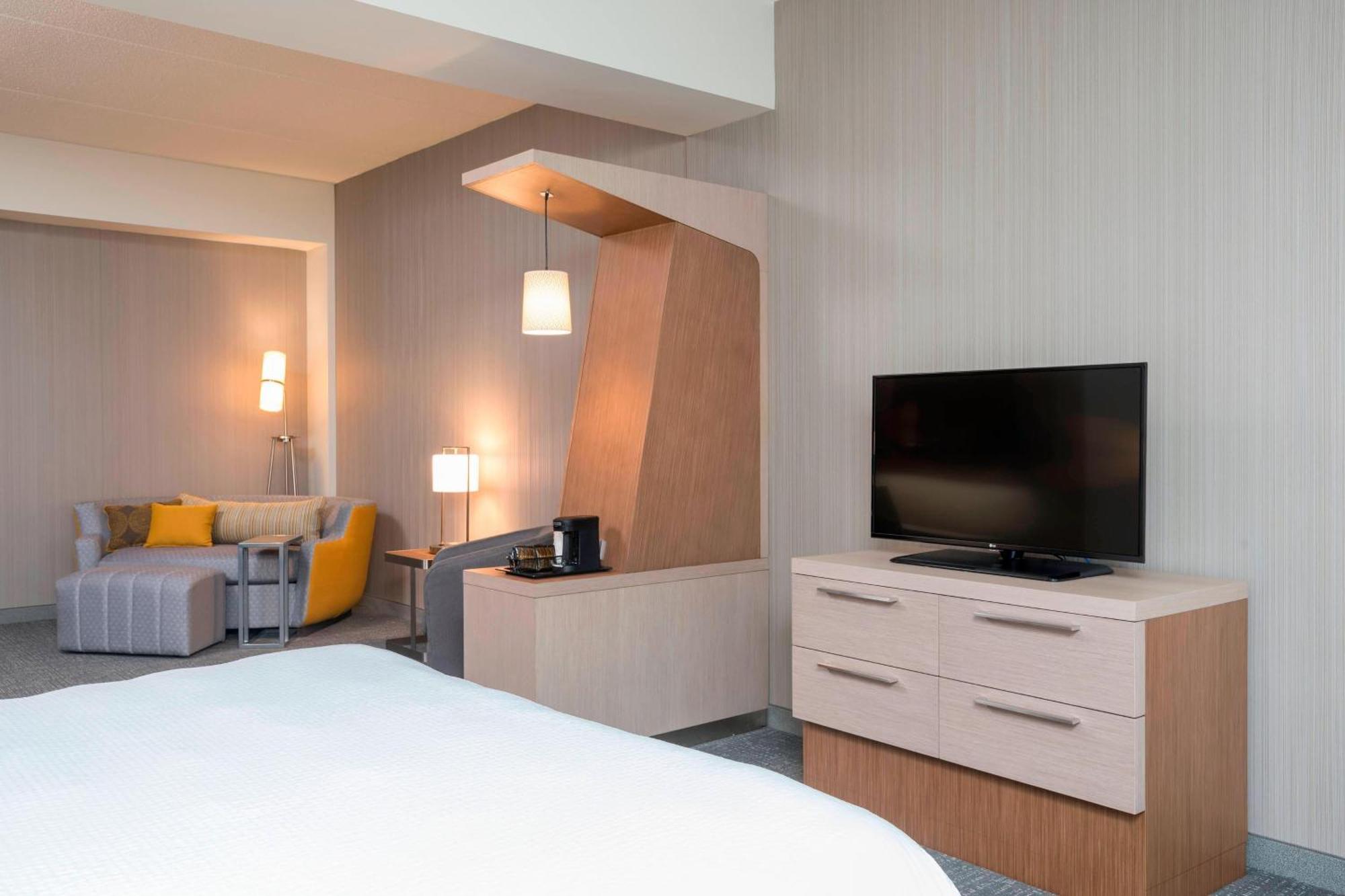 Courtyard By Marriott Mt. Pleasant At Central Michigan University Mount Pleasant Exterior photo