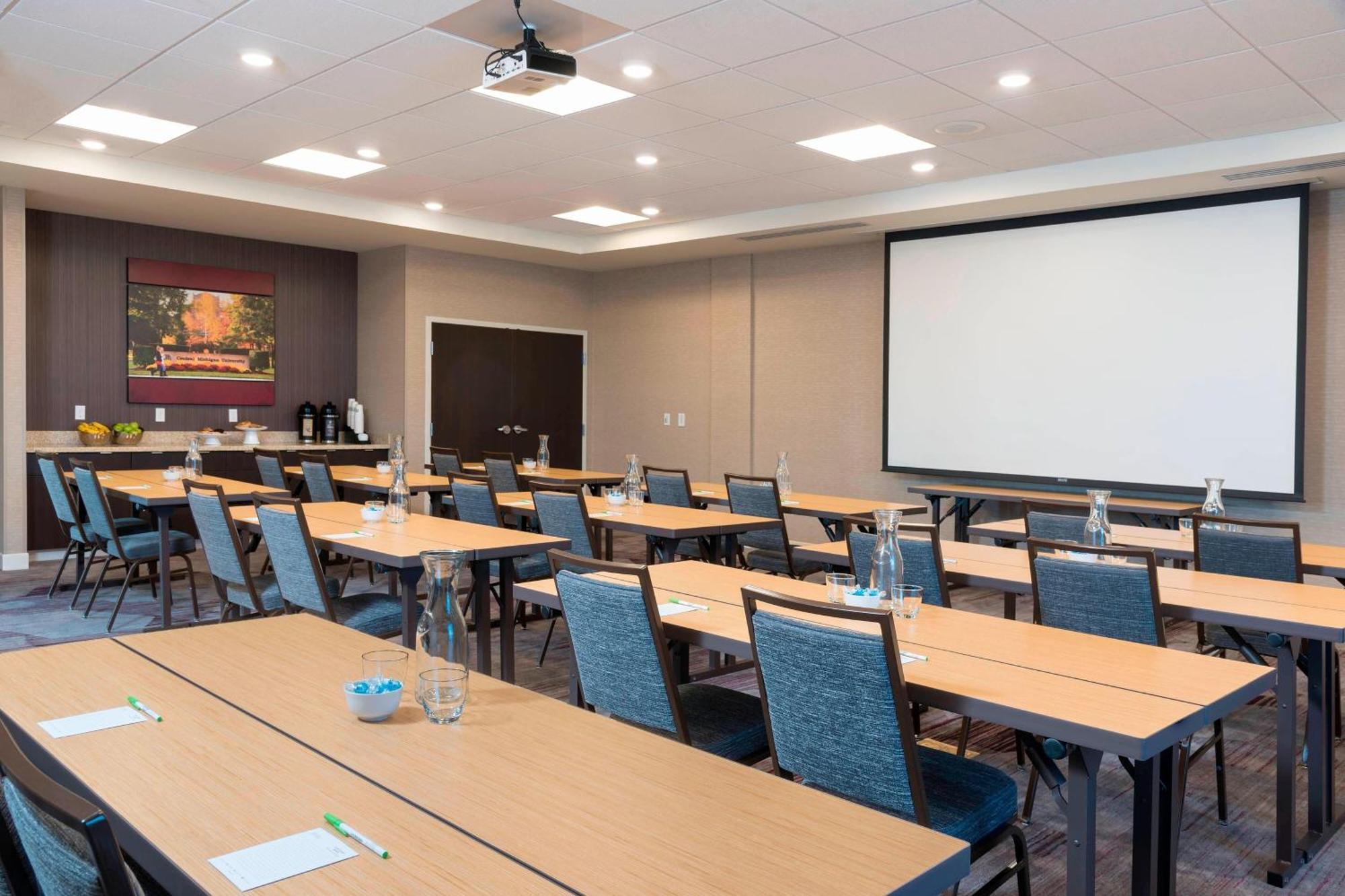 Courtyard By Marriott Mt. Pleasant At Central Michigan University Mount Pleasant Exterior photo